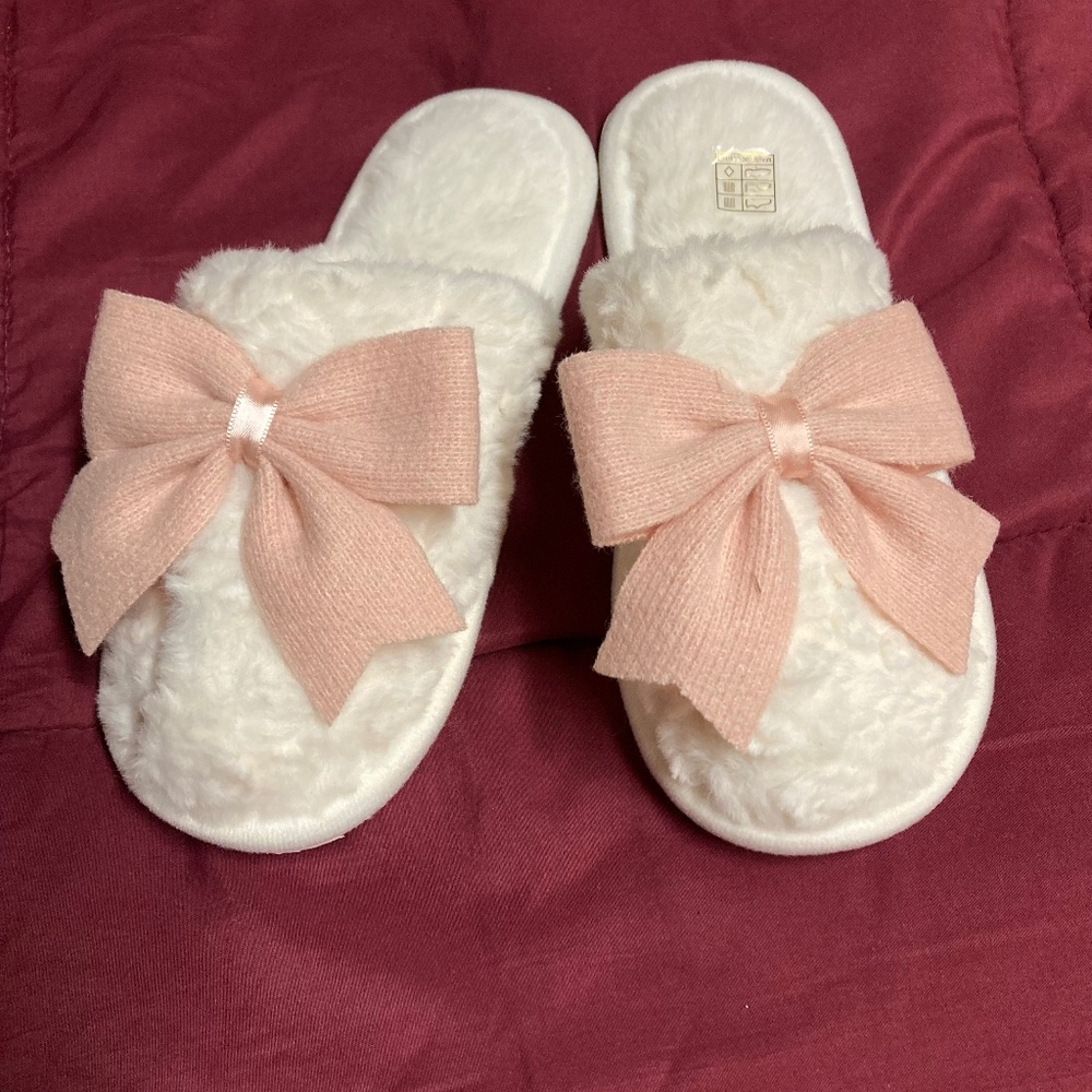 NWOT Furry White Bow Slippers